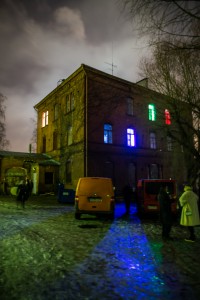 Exterior de la localización del vivo, relizado en un psiquiátrico abandonado en Helsinki, Finlandia. Son visibles las Salas Azul, Verde y Roja. Foto de  Tuomas Puikkonen.