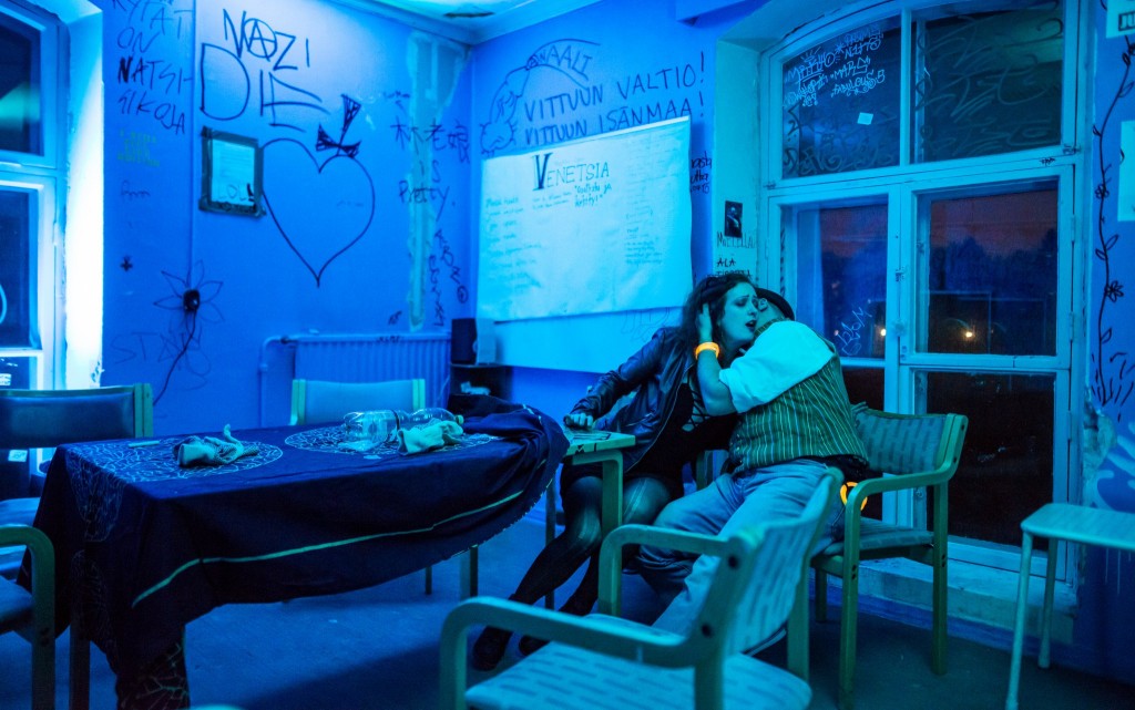 Escena de alimentación en la Sala Azul. Foto de Tuomas Puikkonen.
