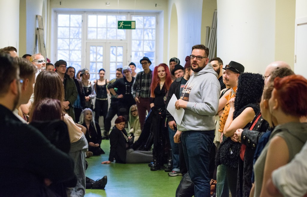 El organizador Bjarke Pedersen explicando las instrucciones antes del juego. El espacio y las limitaciones de tiempo imposibilitaron el workshopping extensivo. Foto por Tuomas Puikkonen.